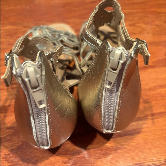 Elegant Metallic Sandals - Picture 3 of 10